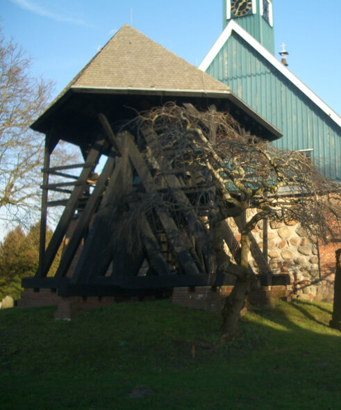 Historischer Glockenturm der Kirche